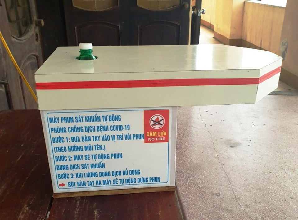 Nhóm bạn trẻ chế tạo máy rửa tay tự động tặng các khu cách ly - 1 Nhóm bạn trẻ chế tạo máy rửa tay tự động tặng các khu cách ly - 1