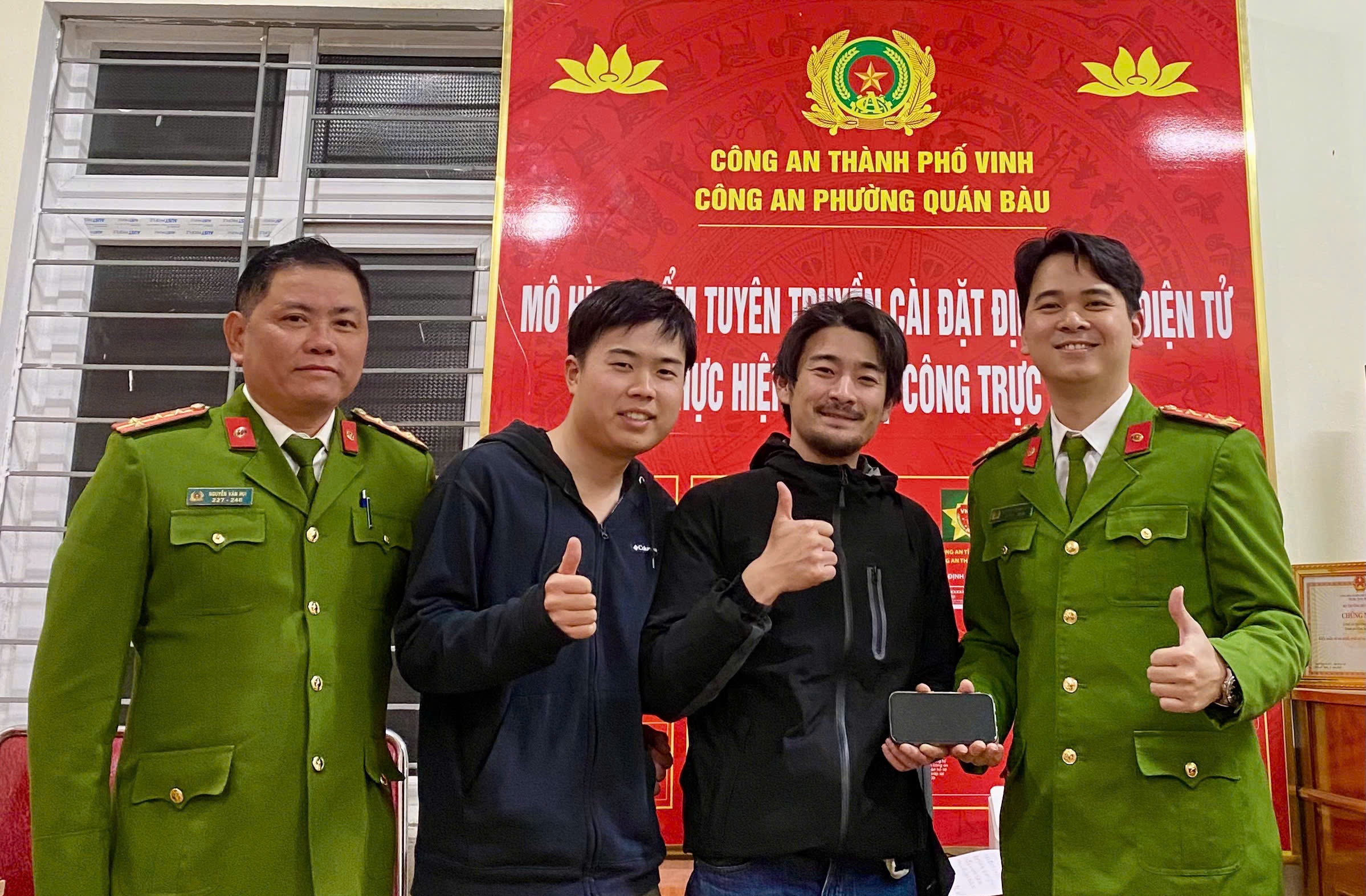 Japonský turista dojat, když vietnamská policie našla záchranný kruh - 1 Du khách Nhật Bản xúc động được công an Việt Nam tìm lại phao cứu sinh - 1