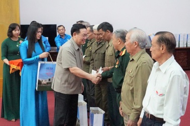 Chủ tịch Quốc hội chúc Tết gia đình chính sách, người lao động