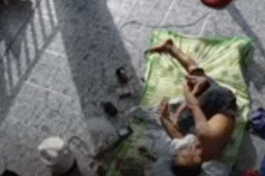 Clip sốc cho thấy lý do không nên để điện thoại đang sạc trên giường ngủ