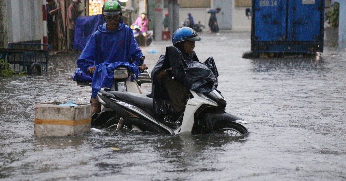 Mới đầu mùa mưa, người dân TPHCM đã khổ vì ngập - 6