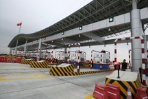 Trạm thu phí BOT dày đặc Quốc lộ, dân bức xúc là đúng!