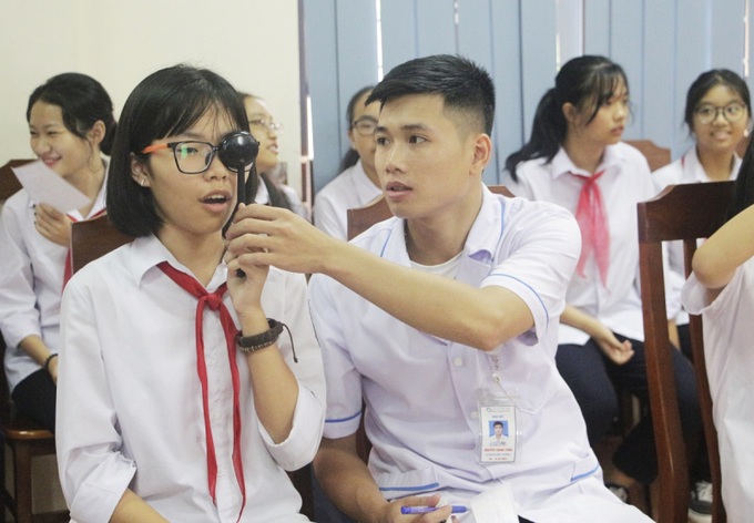 Học sinh được đo tật khúc xạ nhằm phát hiện sớm cận thị.