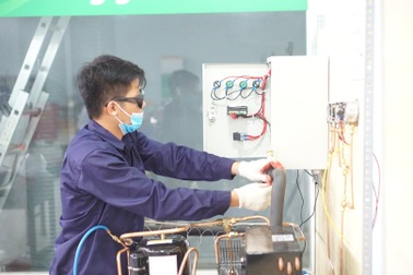 Trả lương trong thời gian ngừng việc do dịch Covid-19 ra sao?