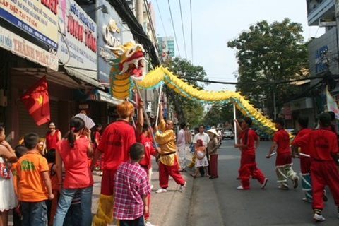 Đầu năm xem “rồng vàng” dạo phố