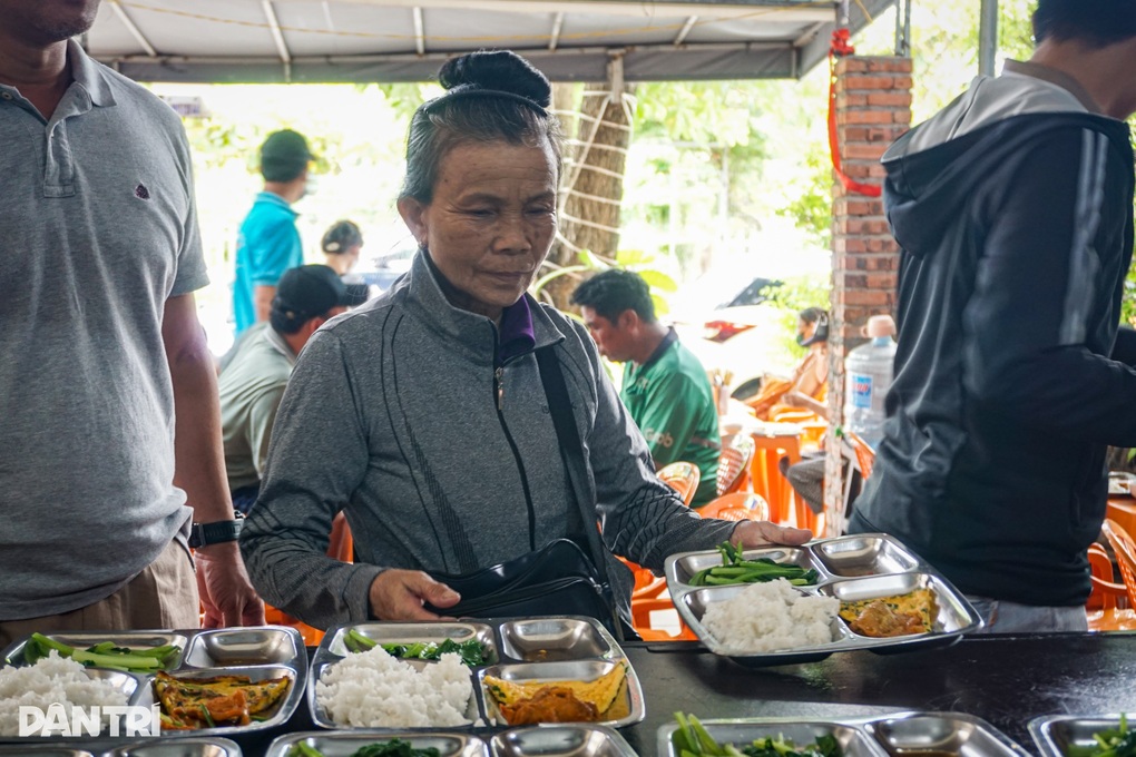 Suất cơm đồng cảm 2.000 đồng ở Đà Nẵng - 3