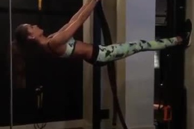 Izabel Goulart trổ tài tập thể thao