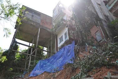 Mưa lớn gây sạt lở nghiêm trọng, 2 nhà dân bị kéo sập