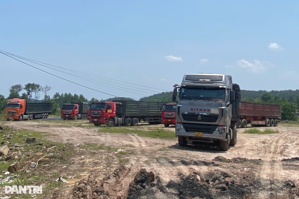 Xe chở than từ Lào về cảng Chân Mây giảm đột ngột khó hiểu - 1 Xe chở than từ Lào về cảng Chân Mây giảm đột ngột khó hiểu - 1