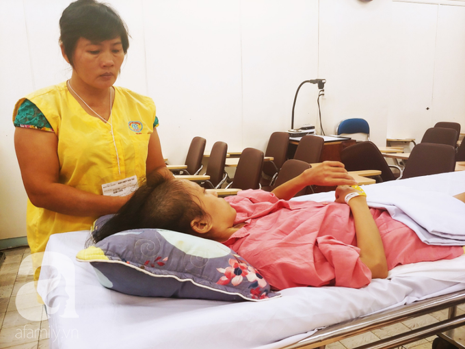 Người mẹ bật khóc nhìn con gái bị cắt chân, nằm liệt giường sau khi mổ não - Ảnh 2. Người mẹ bật khóc nhìn con gái bị cắt chân, nằm liệt giường sau khi mổ não - Ảnh 2.