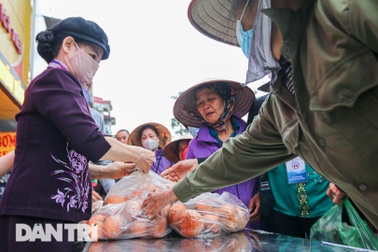 Phát miễn phí cam Hà Giang đến bệnh nhân, người lao động gặp khó khăn
