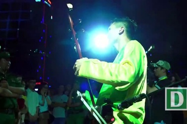 Trải nghiệm với đàn nhị trong chương trình nghệ thuật đường phố