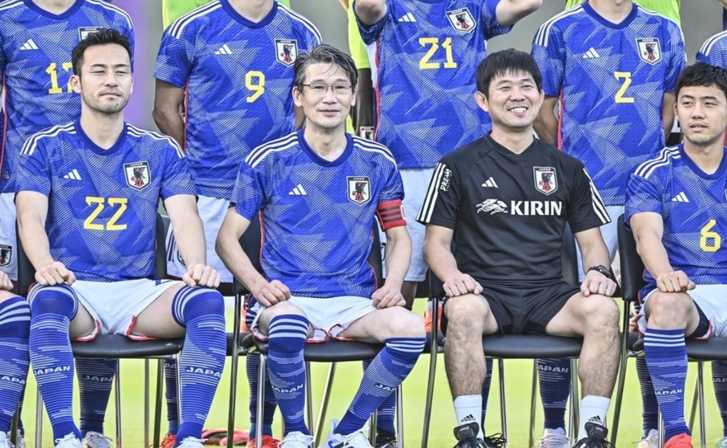 Ông Nishi đeo băng thủ quân, ngồi giữa đội trưởng Maya Yoshida và huấn luyện viên trưởng Moriyasu Hajime để chụp ảnh cùng cả đội Nhật Bản (Ảnh: Asahi). Ông Nishi đeo băng thủ quân, ngồi giữa đội trưởng Maya Yoshida và huấn luyện viên trưởng Moriyasu Hajime để chụp ảnh cùng cả đội Nhật Bản (Ảnh: Asahi).