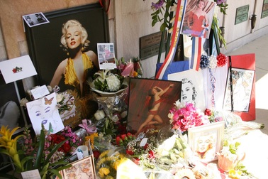 Fans tới viếng mộ Marilyn Monroe 