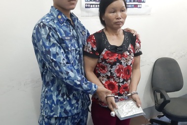 Bắt quả tang người phụ nữ giấu 1 bánh heroin trong bao hoa quả