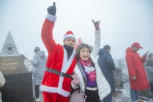 Du khách vượt mưa rét âm độ để săn tuyết trên đỉnh Fansipan