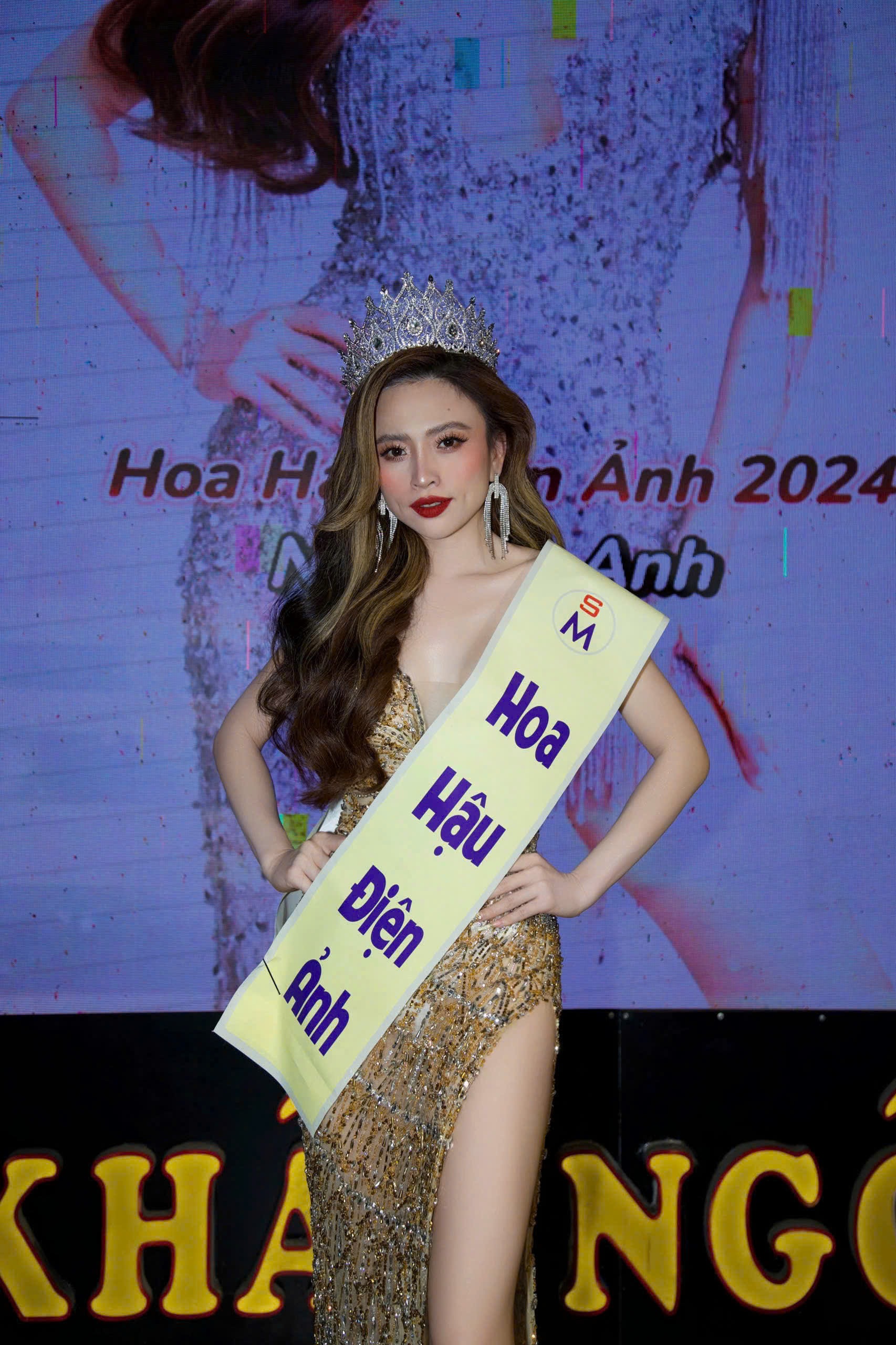 Người đẹp gốc Hà Nội (SN 1989) được đeo vương miện và trao sash như một cuộc thi nhan sắc thông thường.