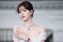 Triệu Lộ Tư bị chế giễu khi tạo dáng tại sự kiện thời trang quốc tế