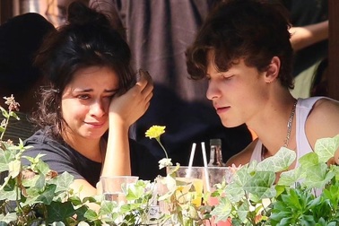 Ca sĩ có bản hit "tỷ view" khóc trong quán ăn