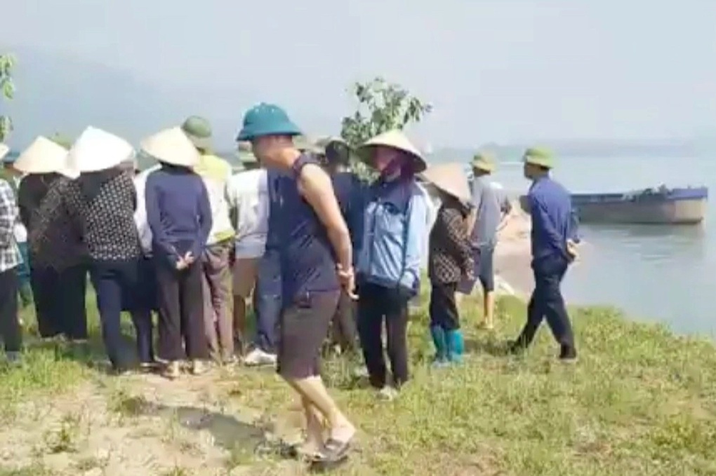 Tạm dừng khai thác mỏ cát trên sông Đà do người dân xua đuổi - 1 Tạm dừng khai thác mỏ cát trên sông Đà do người dân xua đuổi - 1