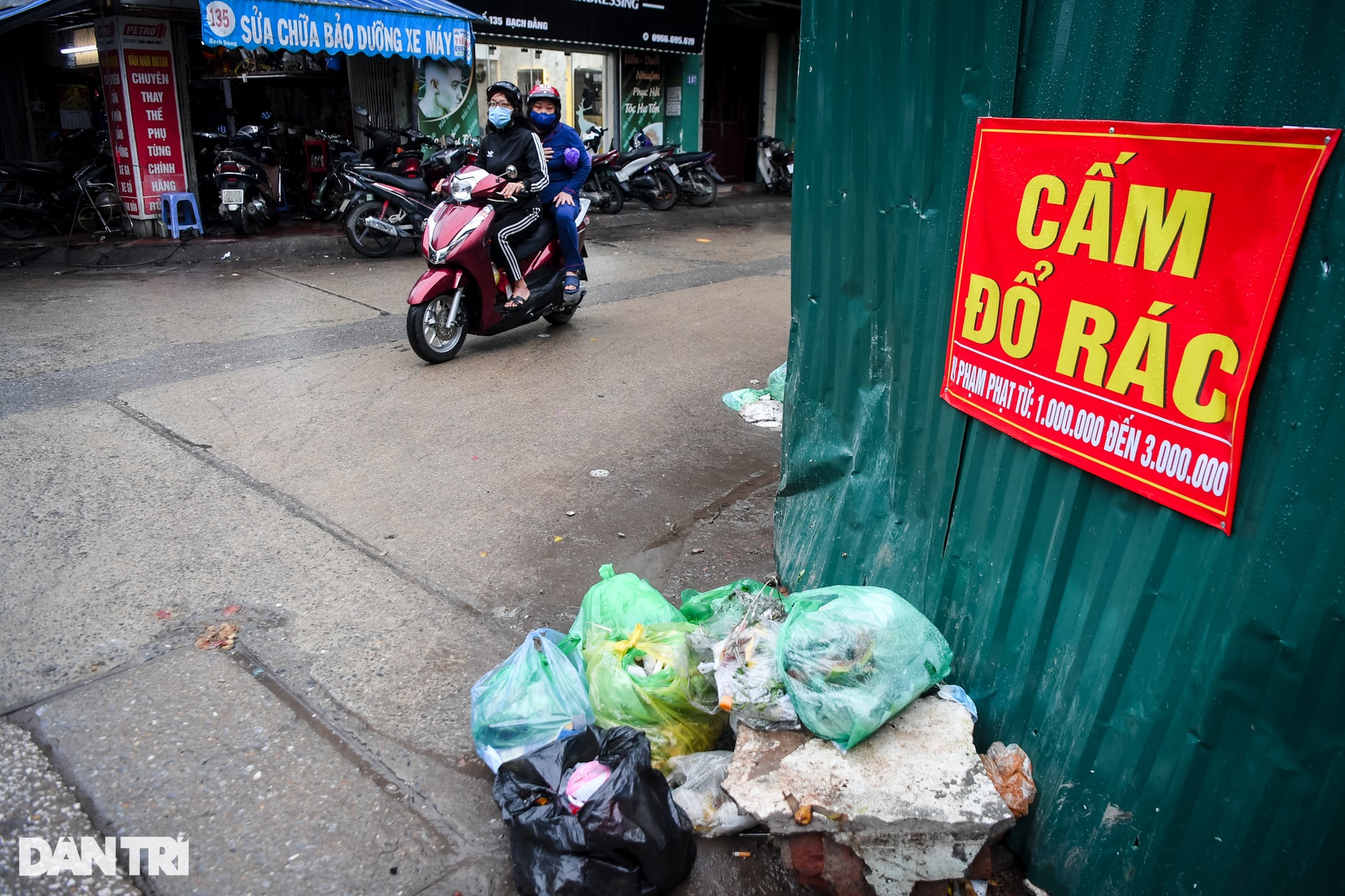 Rác thải ùn ứ, cao quá đầu người trên nhiều tuyến phố, khu dân cư ở Hà Nội - 12 Rác thải ùn ứ, cao quá đầu người trên nhiều tuyến phố, khu dân cư ở Hà Nội - 12