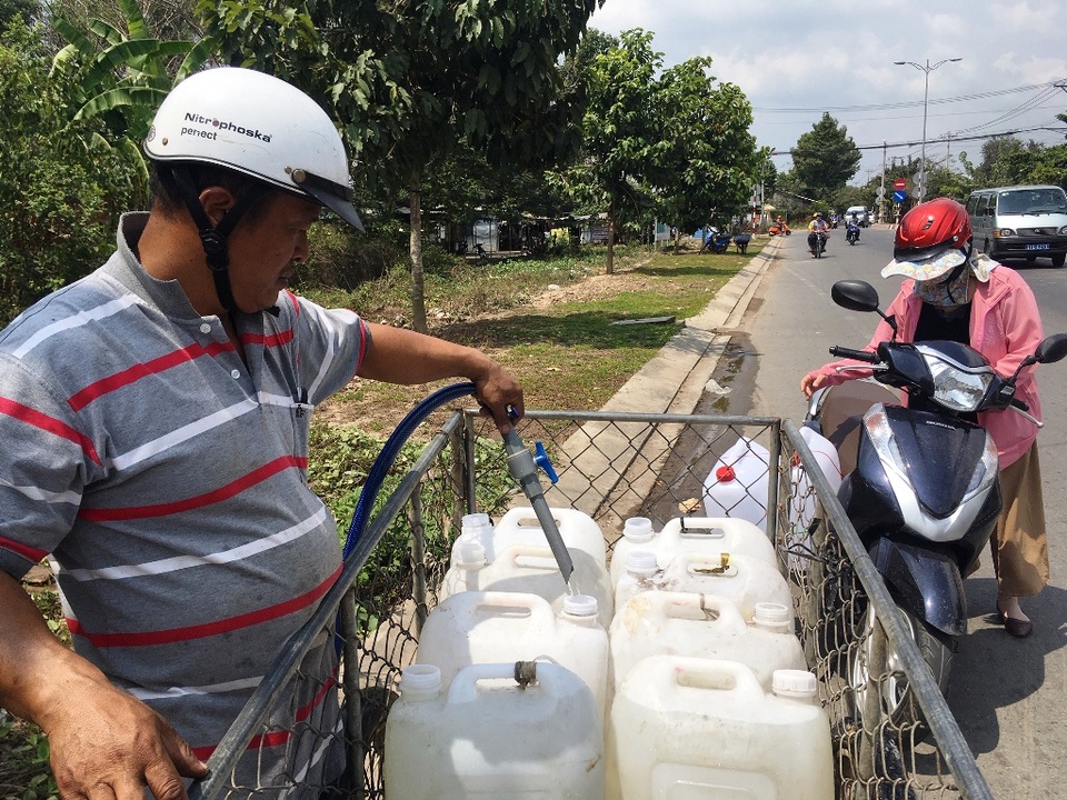 Nước mặn bủa vây, dân nghèo xót ruột mua nước ngọt giá cắt cổ - 2 Nước mặn bủa vây, dân nghèo xót ruột mua nước ngọt giá cắt cổ - 2