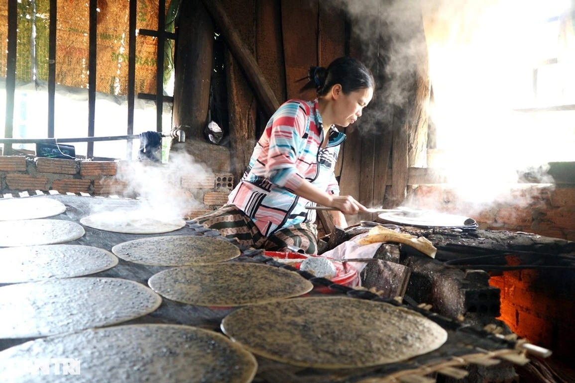 Nắng lên, làng bánh tráng Phú Triêm rực lửa đón Tết - 12 Nắng lên, làng bánh tráng Phú Triêm rực lửa đón Tết - 12