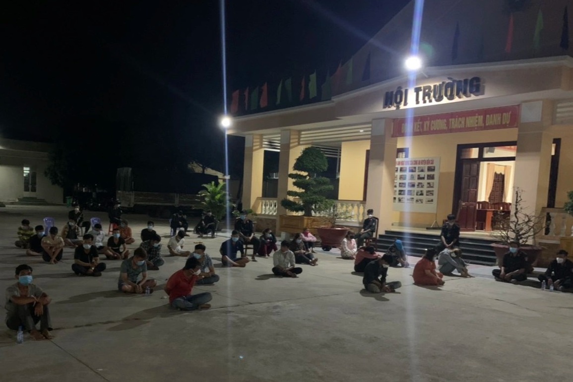 Công an vây bắt sòng bạc sát phạt trong nghĩa địa - 2 Công an vây bắt sòng bạc sát phạt trong nghĩa địa - 2