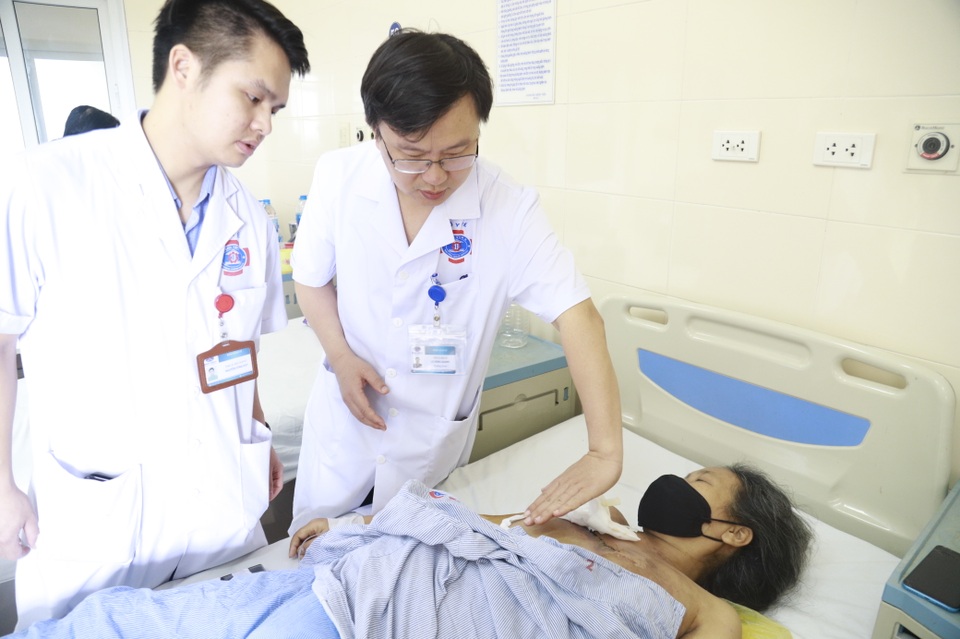 Bỏ dở điều trị ung thư vú, người phụ nữ mọc khối u mới to như quả bưởi - 2 Bỏ dở điều trị ung thư vú, người phụ nữ mọc khối u mới to như quả bưởi - 2