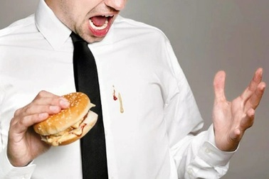 Mẹo hay đánh bay dầu mỡ cứng đầu bám trên quần áo