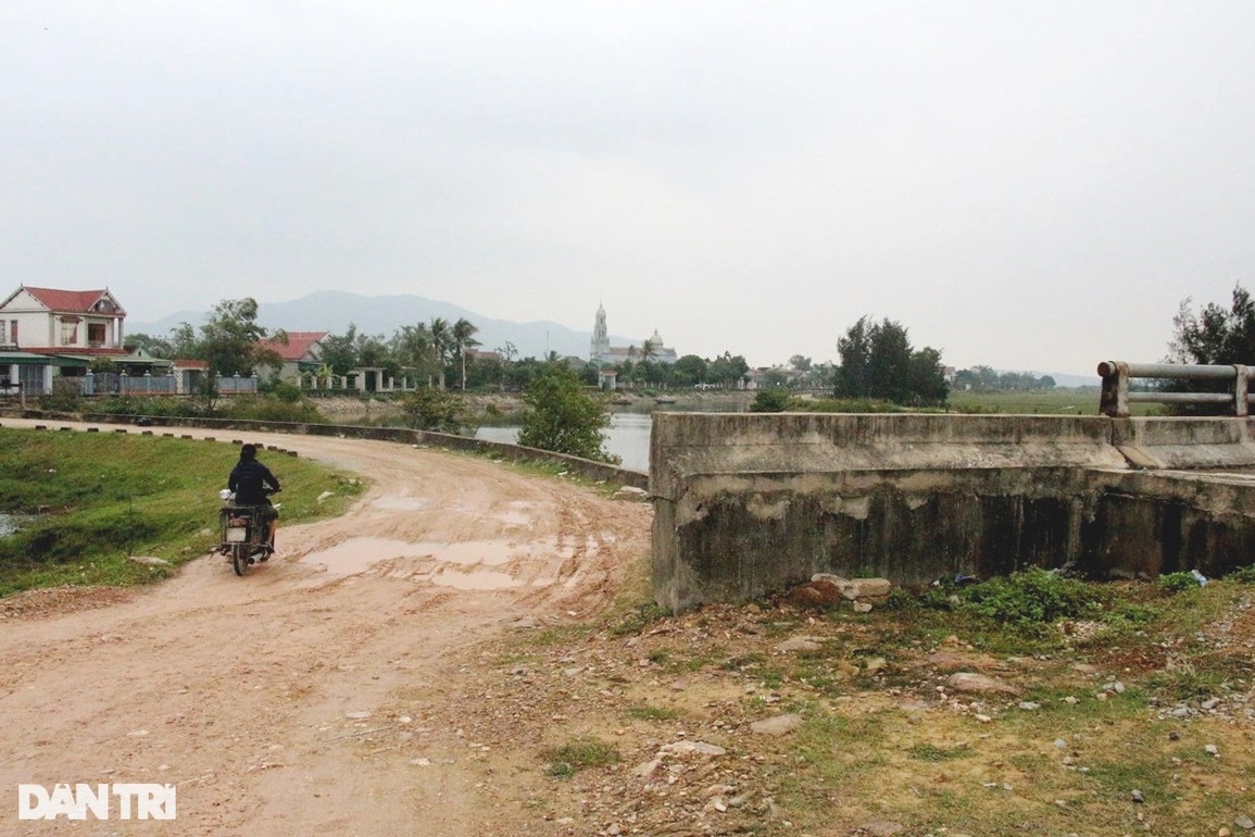 Cận cảnh cây cầu hơn 12 tỷ đồng bị lãng quên suốt 5 năm - 10 Cận cảnh cây cầu hơn 12 tỷ đồng bị lãng quên suốt 5 năm - 10