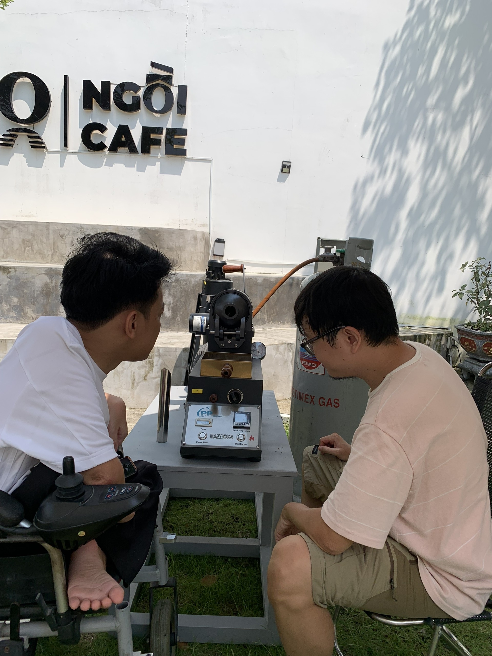 Ngồi xe lăn, chàng trai 8X vẫn kiếm trăm triệu/tháng, điều hành cả công ty - 6 Ngồi xe lăn, chàng trai 8X vẫn kiếm trăm triệu/tháng, điều hành cả công ty - 6