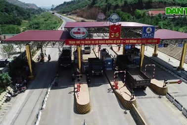 Toàn cảnh tài xế lái xe chặn làn thu phí BOT Hòa Lạc - Hòa Bình