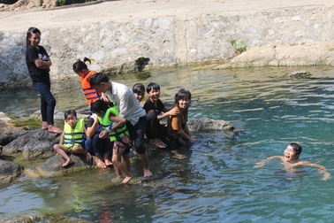 Nghỉ lễ, người dân đổ xô lên rừng tắm thác