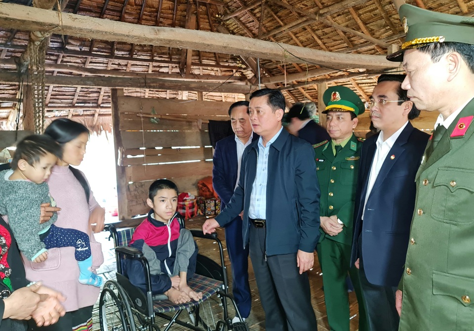 Thăm, tặng quà gia đình chính sách tại Nghệ An dịp cận Tết - 3 Thăm, tặng quà gia đình chính sách tại Nghệ An dịp cận Tết - 3