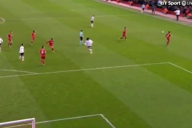 Pha thúc cùi chỏ của Fellaini với Emre Can