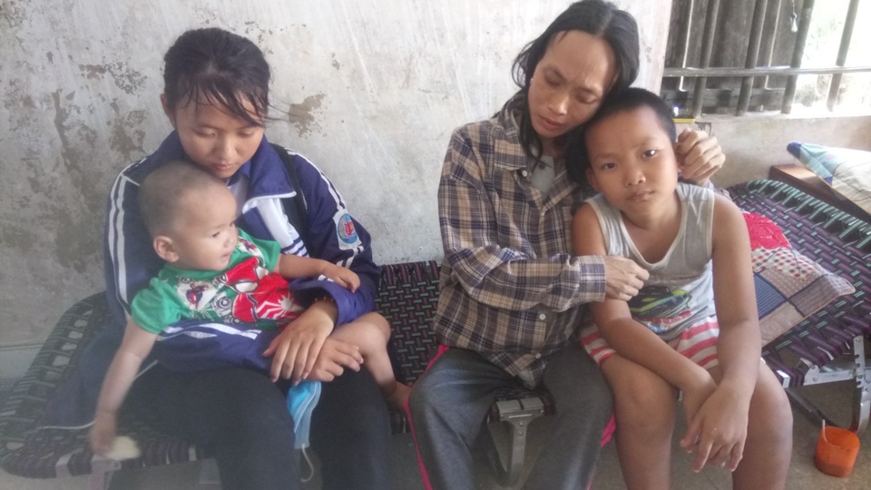 Quặn lòng cảnh người mẹ tiều tuỵ nhìn con thơ khóc ngằn ngặt thèm sữa - 3 Quặn lòng cảnh người mẹ tiều tuỵ nhìn con thơ khóc ngằn ngặt thèm sữa - 3