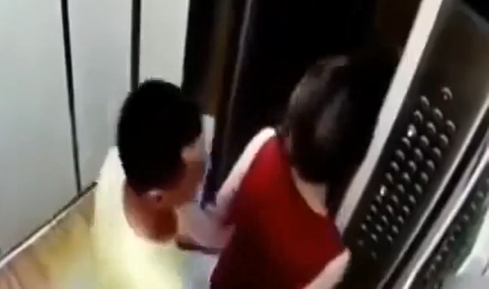 Clip "cô gái bị giở trò biến thái khi đi thang máy" gây phẫn nộ tuần qua