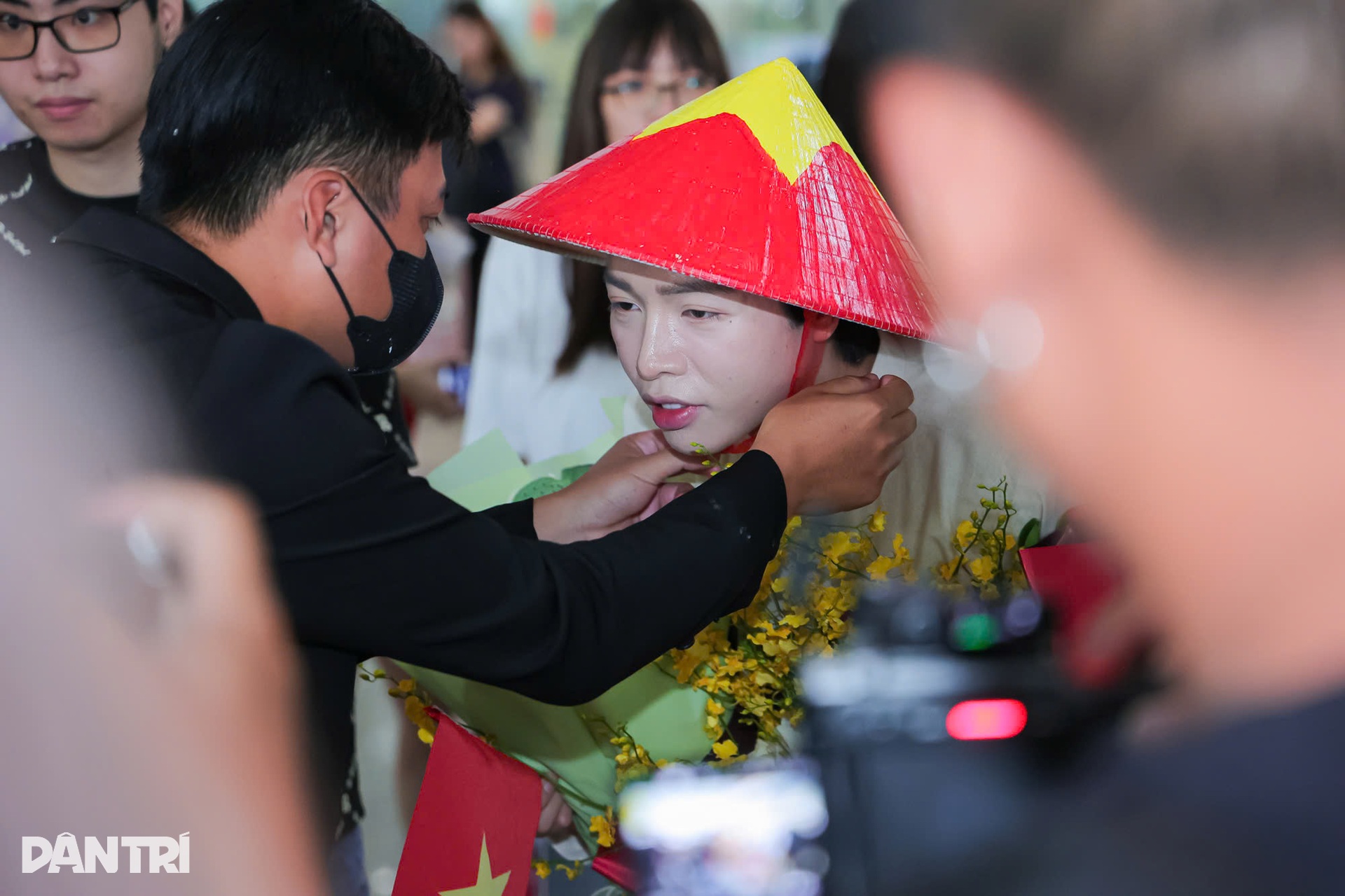 Đức Phúc về nước: Fan dậy từ 3h, mang nón lá tặng thần tượng - 11 Đức Phúc về nước: Fan dậy từ 3h, mang nón lá tặng thần tượng - 11