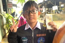 Cậu bé ở "rốn lũ" Đà Nẵng ôm heo đất ủng hộ bà con vùng mưa lụt Đắk Lắk