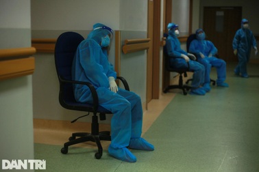 Bác sĩ chống dịch: 3 tháng không về nhà, chồng chất khó khăn, thu nhập giảm