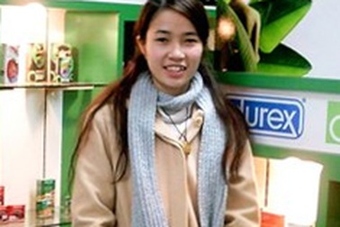 Chuyện khó nói của thiếu nữ bán bao cao su