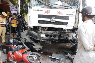 Xe tải gây nạn liên hoàn, 3 người nhập viện
