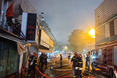 Giải cứu 2 cụ già mắc kẹt trong đám cháy cửa hàng thuốc tây ở TPHCM