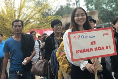 Hàng nghìn sinh viên tại TPHCM về quê đón Tết trên những chuyến xe nghĩa tình