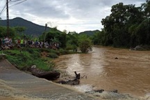 Nữ sinh bị nước cuốn trôi khi đi qua cầu tràn