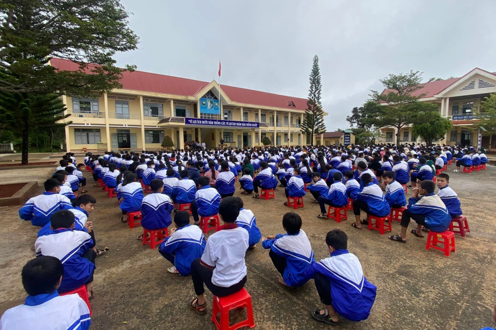 Chiếc tivi vỡ rồi và chuyện những người thầy đi cùng nỗi đau của học trò - 1 Chiếc tivi vỡ rồi và chuyện những người thầy đi cùng nỗi đau của học trò - 1