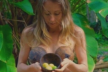 Cô gái người Úc hạnh phúc khi bỏ phố vào rừng ở nude