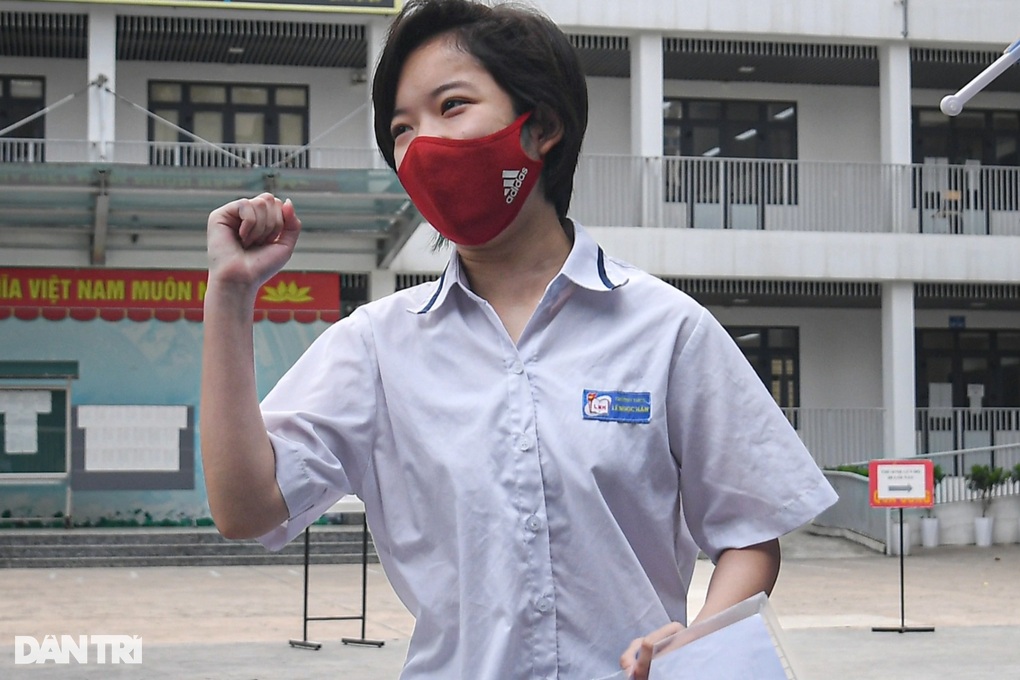 Thí sinh thi trường chuyên lẫn song bằng tú tài phải thi 5 ngày liên tiếp - 2 Thí sinh thi trường chuyên lẫn song bằng tú tài phải thi 5 ngày liên tiếp - 2