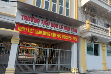 Nam sinh lớp 5 ngã từ tầng 4 trường học xuống đất